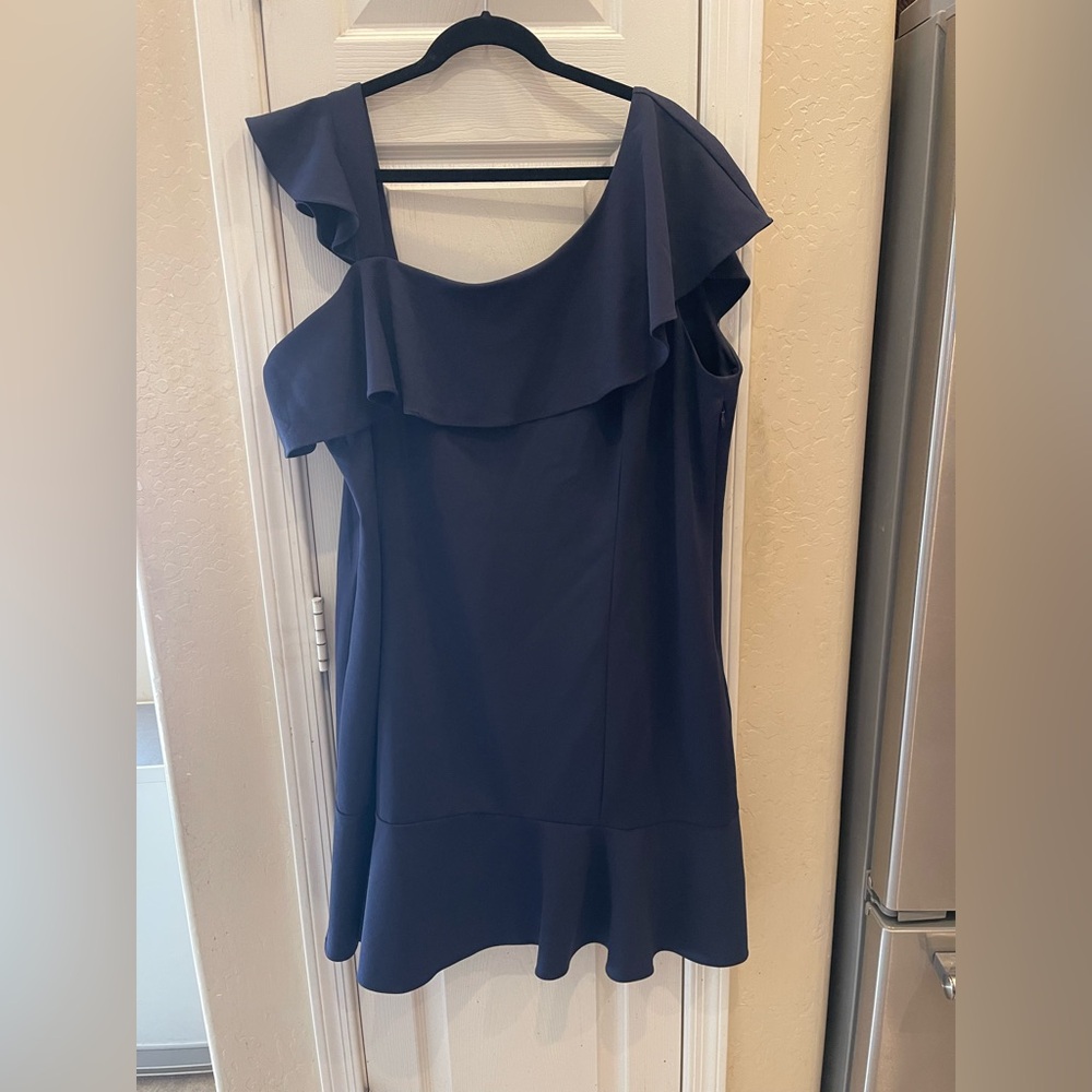 *MAKE OFFER!* Cute and flattering navy dress